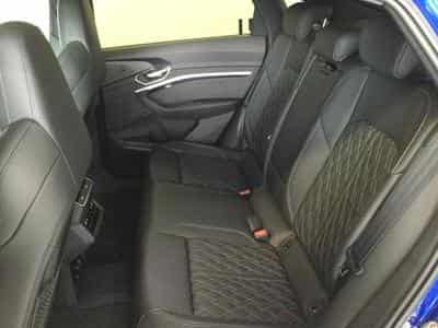 Audi Q8 Sportback e-tron s-line (2025) - Photo 15