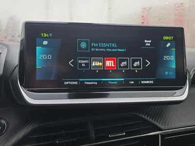 PEUGEOT 2008 e-2008 136ch GT (2023) - Photo 9