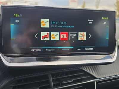 PEUGEOT 2008 e-2008 136ch GT (2022) - Photo 9