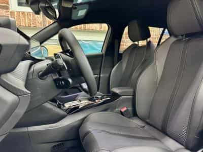 Peugeot 2008 2008 1.2 Hybrid 145cv Auto GT (Neuve) (2025) - Foto 5