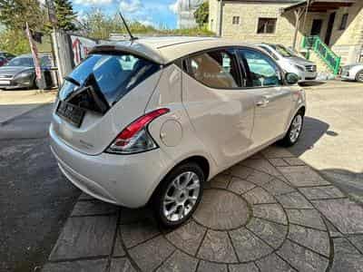 Lancia Ypsilon 1.2 Essence 5 Portes (2015) - Photo 6