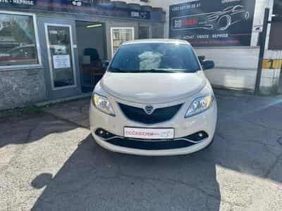 Lancia Ypsilon 1.2 Essence 5 Portes (2015) - Photo 2