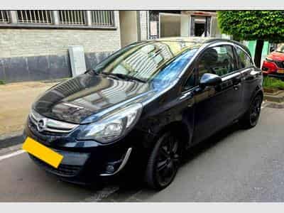 Opel Corsa 1.4 essence (2014) - Photo 1