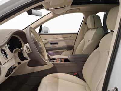 Bentley Bentayga V8 (2023) - Photo 2