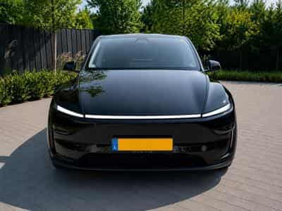 Tesla Model Y Hinterradantrieb (RWD), Premium Black (2025) - Photo 3