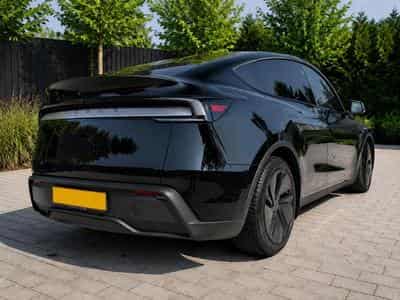 Tesla Model Y Hinterradantrieb (RWD), Premium Black (2025) - Photo 5