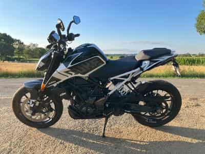 KTM Duke 390 White Edition (2022) - Photo 1