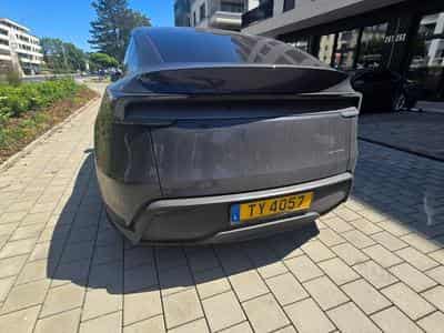 Tesla Model Y 2025 Model Y Long Range AWD, FSD (2025) - Photo 9