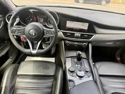 Alfa-Romeo Giulia 2.0 Turbo 280 AT Q4 Veloce (2019) - Foto 8