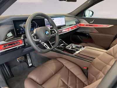 BMW 740 d xDrive DAB Aktivlenkung RFK (2025) - Foto 5