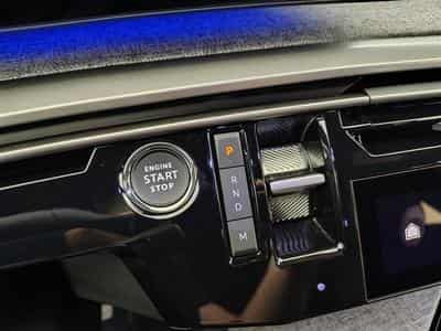 Peugeot 5008 1.2 HYBRID 136cv e-DSC6 GT Pack 7pl. NAVI / CAMERA 360° (2025) - Photo 12