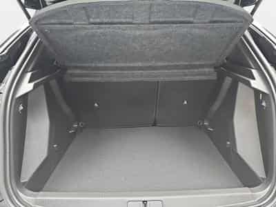 Peugeot 2008 1.2 Hybrid 145 E-DSC6 GT (2025) - Photo 13