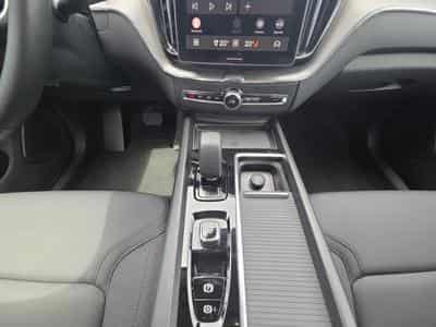 Volvo XC60 B5 Core / Essence Facelift (2025) - Photo 10