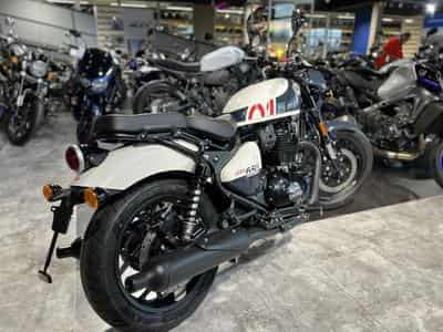 Royal Enfield Shotgun 650 stencil white (2026) - Photo 3