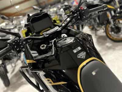 Zontes 703 F BLACK/GOLD 19 + Pack valises offert (2026) - Foto 6
