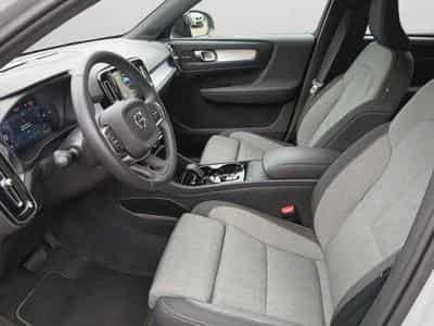 Volvo XC40 Plus Dark B3 Mild Hybrid (2025) - Photo 9