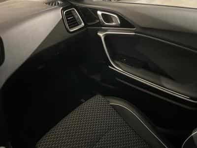 Kia Ceed Pulse 1.0 T-GDI 120 MHEV DCT ISG (2024) - Foto 9