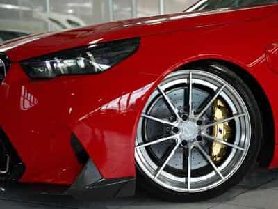 BMW M5 Touring 1.H *Carbon*Keramik*Grail*RossoCorsa (2025) - Foto 2