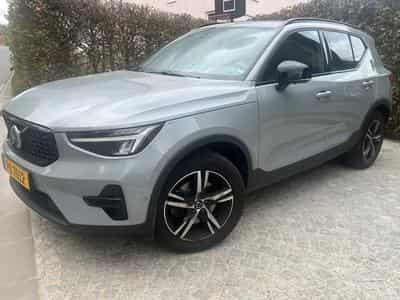 Volvo XC40 B3 MILD HYBRID ESSENCE PLUS DARK (2023) - Photo 1