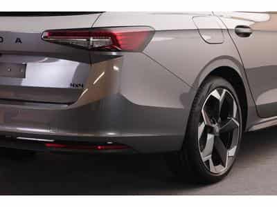 Skoda Superb Combi Sportline 2.0 TDI DSG7 110kW-150CV - DCC+ - Attelage - (2025) - Foto 14