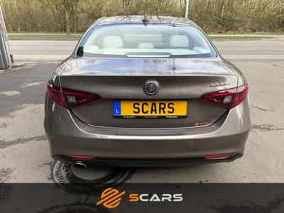 Alfa-Romeo Giulia 2.0 Super 200cv AT8 (2017) - Photo 5