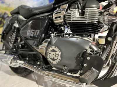 Royal Enfield Meteor Noir Astral (2026) - Foto 7