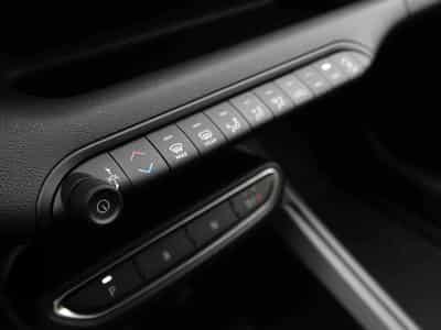 Jeep Avenger 1.2 MHEV DCT Longitide (2025) - Foto 13