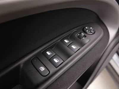 Jeep Avenger 1.2 MHEV DCT Longitide (2025) - Foto 15