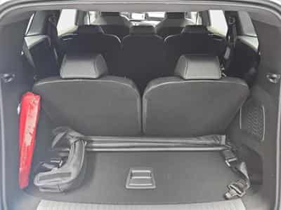 Peugeot 5008 1.2 PureTech 146 e-DSC6 ALLURE (2025) - Photo 13