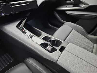 Peugeot 3008 1.2 Hybrid 145 E-DSC6 Allure (2025) - Photo 12
