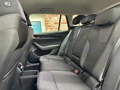 Skoda Octavia Octavia Combi 2.0 TDi 150cv Auto SELECTION (2024) - Foto 6