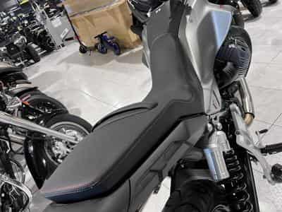Moto Guzzi V85 TT  Strada (2025) - Photo 6