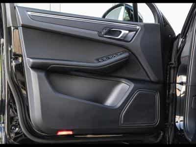 Porsche Macan III T PDK (2023) - Photo 8