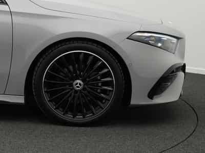 Mercedes A 200 AMG-Line Kamera+Night+19"+Ambi+MBUX (2025) - Foto 8