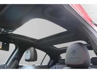 Alfa-Romeo Giulia COMPETIZIONE 2.0 TURBO (2023) - Photo 11