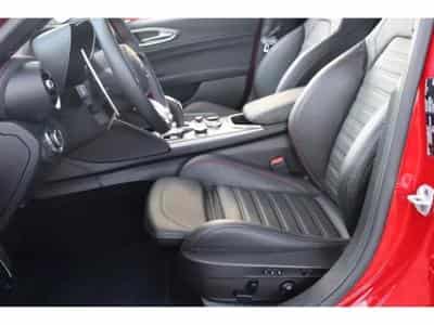 Alfa-Romeo Giulia COMPETIZIONE 2.0 TURBO (2023) - Photo 13