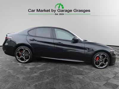 Alfa-Romeo Giulia COMPETIZIONE 2.0 TURBO (2023) - Photo 2