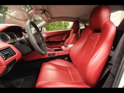 Aston-Martin V8 Vantage COUPE SPORTSHIFT II - STRATUS WHITE METALLIC (2017) - Photo 9