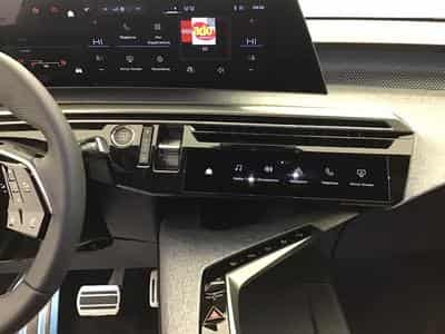 Peugeot 3008 1.2 Hybrid 145 E-DSC6 GT (2025) - Foto 9