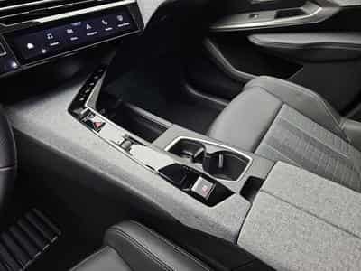 Peugeot 3008 1.2 Hybrid 145 E-DSC6 GT (2025) - Photo 12