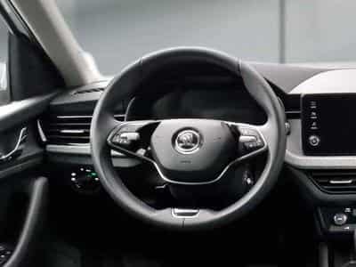 Skoda Scala -36% 1.0 TSI 115cv+MIRRORLINK+CAM+LED+CLIM+Options (2025) - Foto 9