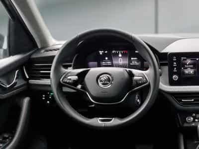 Skoda Scala -36% 1.0 TSI 115cv+MIRRORLINK+CAM+LED+CLIM+Options (2025) - Foto 9