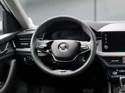 Skoda Scala -37% 1.0 TSI BVA 115cv +MIRRORLINK+CAM+LED+CLIM (2025) - Foto 9