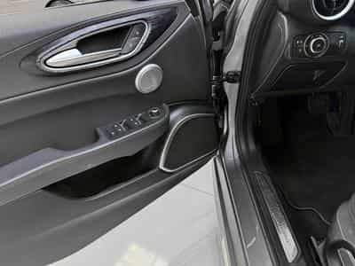 Alfa-Romeo Giulia 2.0 Turbo AT8 Super (2022) - Foto 13