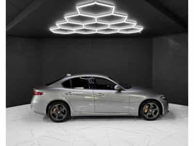 Alfa-Romeo Giulia 2.0 Turbo AT8 Super (2022) - Foto 6