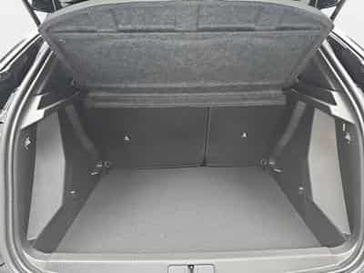 Peugeot 2008 1.2 Hybrid 145 E-DSC6 GT (2025) - Photo 13
