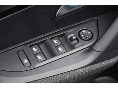 Peugeot 2008 1.2 Hybrid 145 e-DCS6 Style REGUL LANE PDC 1° MAIN (2025) - Foto 13