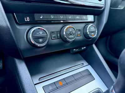 Skoda Octavia Octavia Combi 2.0 TDI /BI-XENON/NAVI/AHK/TÜV/ (2016) - Foto 13