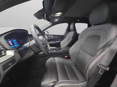 Volvo XC60 B5 AWD Ultra Dark / Essence (2025) - Photo 11