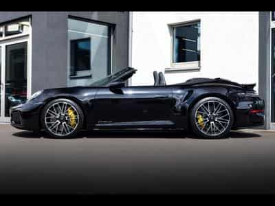 Porsche 911 (992.2) TURBO S 3.6 CABRIOLET PDK (711 CH) – TIEFSCHWARZMETA (2026) - Foto 2